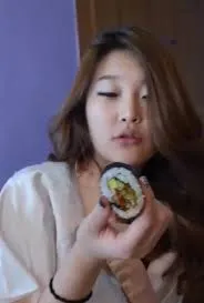 呻吟女孩的流动液体